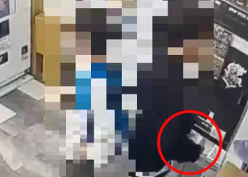 少年3人組、見張りつきでポケカ万引きか　店が防犯カメラの画像公開→来店して身柄確保、警察が連行