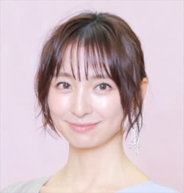 篠田麻里子、“超ミニ”で美脚全開「スタイル抜群」「異次元」「魅力的」