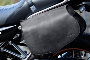 Z900RSオーナー必見！　デグナーからサイドグリップ対応バッグが新登場