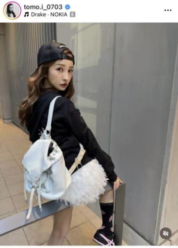 板野友美、美脚の“クロムハーツ”コーデにファンうっとり「足ほっそおおお」「めちゃ綺麗」