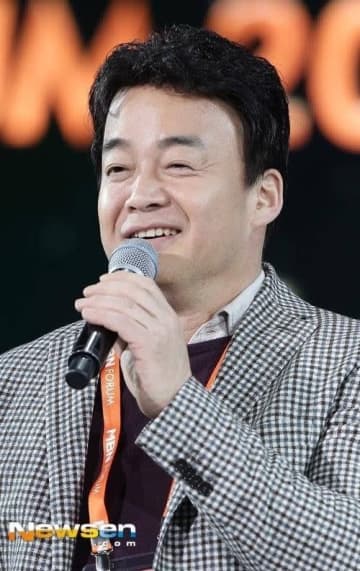 ペク・ジョンウォンのパワハラ疑惑に言及、空港に直撃も…元番組プロデューサーの“度を過ぎた行為”に物議