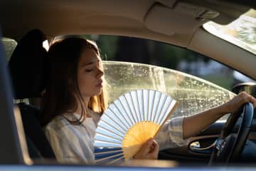 車に乗ろうとしたら、中が異常に熱い…！すぐに温度を下げる方法とは？予防対策も