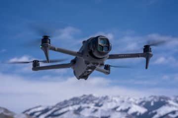 DJI、1億画素など3眼カメラと360度回転ジンバルの“ゲームチェンジャー”ドローン「Mavic 4 Pro」