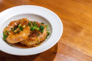 ギャル曽根考案『新玉ねぎの肉巻き』の作り方を公開！レンチン玉ねぎと豚肉で”甘み＆旨味たっぷり”の絶品が完成…コスパ抜群のレシピに主婦も大絶賛「簡単だしお弁当にも良さそう」「これはご飯進みますね…」