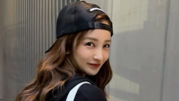 「クロムで揃えてみた」板野友美 美脚際立つミニスカ私服ショット披露に絶賛の声「反則です」「素敵すぎる」