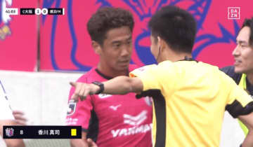 「珍しくキレてる」元日本代表10番が激昂！「ピッチレベルだとよっぽど酷い判定だったのか」「しつこいと退場に…」香川真司が警告でも主審に猛抗議→敵味方がなだめる事態に
