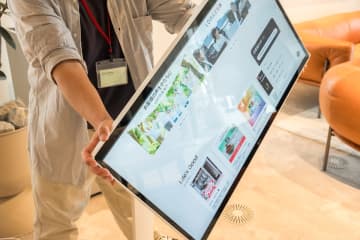 31.5インチの“動かせる”スマートモニター。LG『4K Smart Monitor Swing』なら仕事も遊びも一画面で