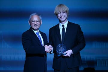 坂口健太郎、万博に金髪×黒スーツで登場…韓国観光名誉広報大使に