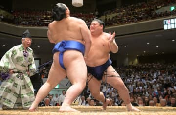 【夏場所】綱取りかかる大の里は無傷の３連勝　阿炎を逆転「落ち着いて対応できた」