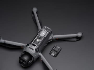 DJI、1億画素Hasselbladカメラ搭載ドローン「Mavic 4 Pro」発売。3眼カメラシステムで究極の空撮カメラ実現