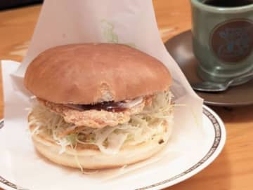 デカすぎん！？コメダの「鶏タツタバーガー」が逆・写真詐欺！ボリュームと旨さに大満足！！