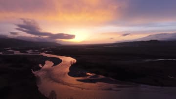 祁連山麓の湿地を染める夕日　中国青海省