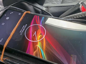[みんなのケータイ]ワイヤレス充電器でもスマホを固定したい