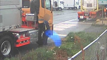 タバコ吸いながら立ち小便も…高速道路のSAで後絶たぬ『トラック運転手の迷惑行為』清掃活動で“捨て猫”も発見