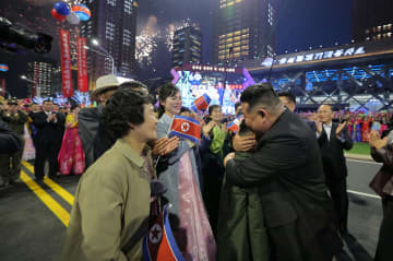 「元帥様に飛びつくな」金正恩接見者、行動指針違反で拘束