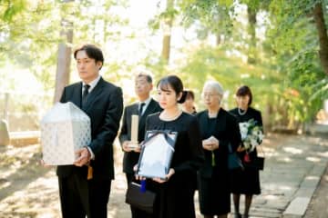 父の葬儀でまさかの「骨壺キャンセル」「霊柩車ナシ。棺を担いで移動」　勝手に契約変更する親族に激怒した女性