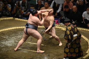 「気になってしょうがない」大相撲中継に映し出された艶やか着物姿の“有名女優”が話題！「目を惹く華やかさ」「ドラマ見てました」