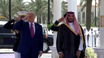 トランプ大統領が中東歴訪でサウジアラビア到着…歓迎レセプションにイーロン・マスク氏らも出席　投資拡大呼びかけ
