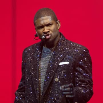 アッシャー、ライブ中のファンへのプレゼントであわや一大事
