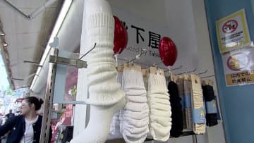 【復活】1990年代“ギャルの定番”ルーズソックス　“平成レトロブーム”で令和に再流行か…「靴下で遊ぶ」トレンドも影響「平成を思い出すのがエモい」