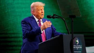 トランプ氏、対シリア制裁解除の意向を表明　暫定大統領と面会へ