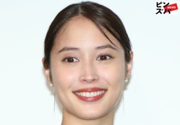 「痩せました？」の声も…赤西仁と熱愛報道の広瀬アリス、お疲れ近影→白目をむいた「強烈変顔」に反響