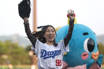 黒のミニスカで豪快足上げ投法　大暴投でも「かわいい」「いい笑顔」とファン歓喜