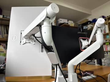 ロボットみたいな「無重力モニターアーム」で机のスペースが広がった!