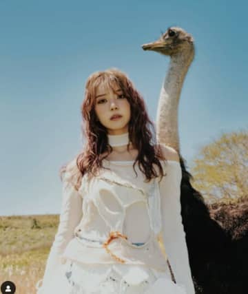 「ダチョウと共に再出発」元櫻坂46・小林由依、ソロアーティストデビュー発表　新名義に込めた想い