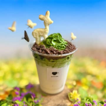 奈良の観光地・若草山の情景を抹茶ラテで表現！SNS映え抜群の「若草山ラテ」を5月15日に発売