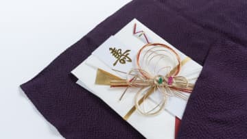 結婚祝いとして祖父から「100万円」、父から「50万円」もらいました。それぞれ110万円以内なので、税金はかかりませんよね？