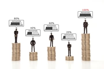 40歳の平均年収は「500万円」と聞いたけど、自分は“年収380万円”！ 中央値はどのくらいなの？ 実態に近いのは「平均値・中央値」どっち？