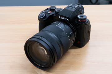 LUMIX、部分積層センサーで高速化したフルサイズミラーレス「S1II」。裏面照射センサーで価格を抑えた「S1IIE」も同時展開