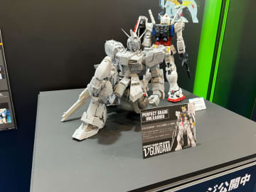ガンプラ「PERFECT GRADE UNLEASHED 1/60 νガンダム」の可動範囲を確認できる原型が展示！ 【#静岡ホビーショー】スライド機構の膝や隙間から見える内部構造も要チェック