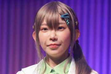 プロ雀士グラドル、巨大ジョッキと華奢な体格のギャップ披露　「顔よりデカイね」「ピッチャーにしか見えない」
