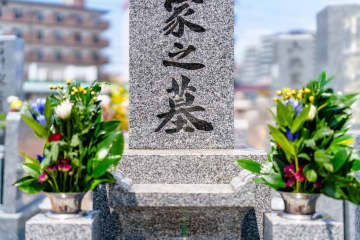 ＜お墓参りに熱すぎる夫＞「俺はご先祖様を大事にしている」→ でも『衝撃の事実』が判明し、一同クスッ