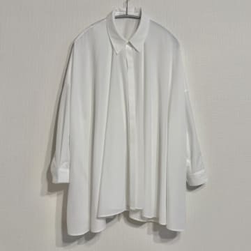 定番「白シャツ」を今っぽく着こなすには？アイテム選びから春におすすめの着こなしまで