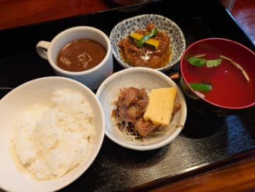 【西新宿】おかわり自由の“実質カレー食べ放題”!? 割烹田一の松花堂弁当が神コスパすぎ！