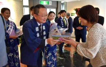 《広角レンズ》潮来・あやめまつり　観光広域連携に活路　成田拠点、訪日客を誘致　茨城