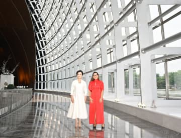 彭麗媛夫人、ブラジル大統領夫人と中国国家大劇院を見学