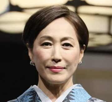 高島礼子、大きなバラと戯れる愛猫のかわいい様子を公開⇒「絵になる」と反響