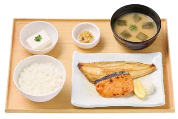 やよい軒、2種の焼き魚を楽しめる「銀鮭の西京焼としまほっけの定食」発売
