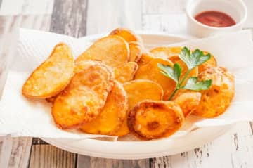 伝説の家政婦・タサン志麻『カリカリポテト』のレシピが話題！”サクサク食感＆甘みたっぷり”付け合わせに最適な一品が主婦に大好評「めちゃくちゃ美味しそう」「おつまみに最高」