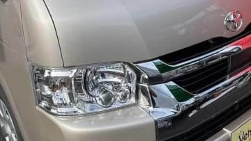 まるで「純喫茶」のような車内、さらに二段ベッドまで…本当にハイエースか？ 広さがハンパじゃないキャンピングカー。