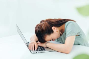 寝ても疲れが取れない人へ。ストレスによる“慢性疲労”を防ぐ4つの方法
