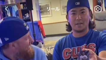 「自分のカード出てよかったね」今永昇太、野球カードの開封中にまさかの登場でチームメイト爆笑