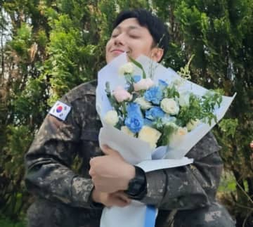“昨日除隊”イ・ドヒョン、軍服姿で感謝の挨拶「ファンと会える場を準備中」