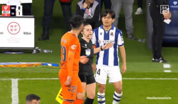 久保建英が激昂！敵を突き飛ばして口論…「めっちゃイライラしてる」「ついに感情爆発」「早くしろ！ってアピール」ソシエダは6試合未勝利で欧州行き絶望的