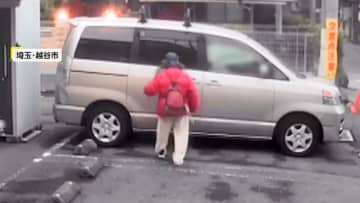 【独自】キーキーと早朝に響く音…拾った石でクルマ「一周」する傷をつける　68歳女を逮捕