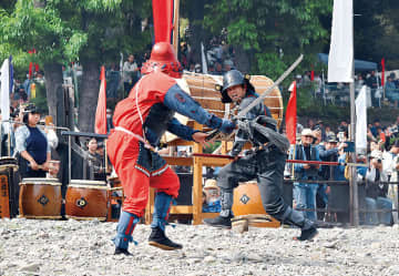500人の武者が河原で迫力の合戦を再現　埼玉・寄居で「北條まつり」　ゆかりの地から甲冑を着た武者が集結　北条勢と豊臣勢の攻防戦を展開、5万5千人が歴史絵巻を堪能